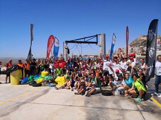 Recogen 664 kilos de residuos plásticos en una jornada de limpieza en la cala Sangueta