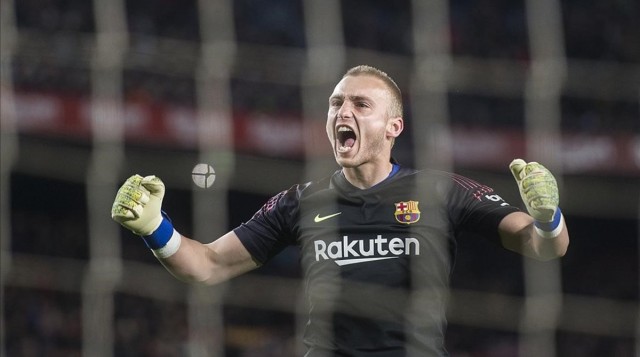 Las comisiones de los agentes ralentizan el trueque de porteros entre Valencia y Barça