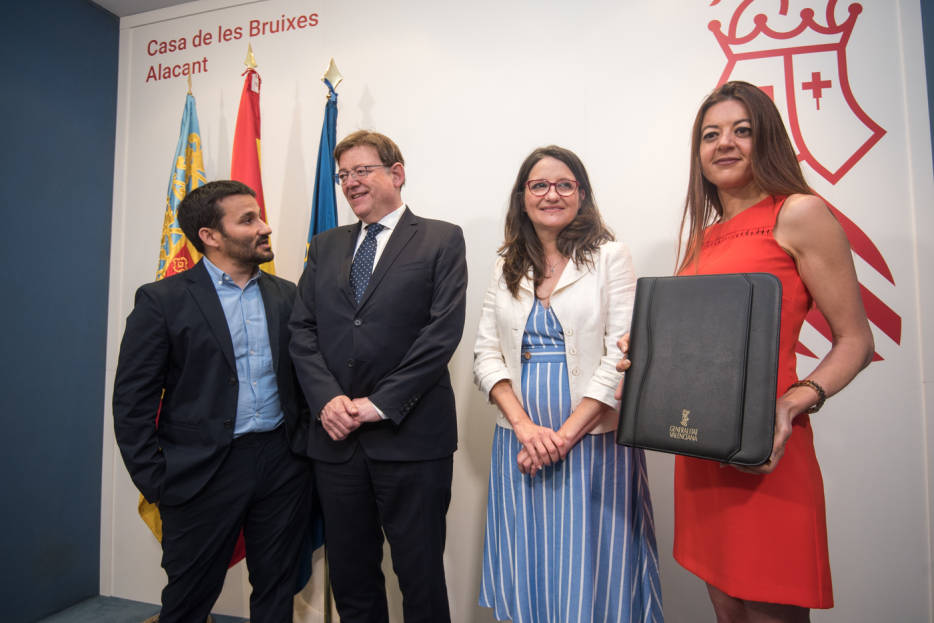 De izquierda a derecha, Vicent Marzà, titular de Educación, Ximo Puig; Mónica Oltra, y la nueva consellera de Innovación y Universidades, Carolina Pascual. Foto RAFA MOLINA - 