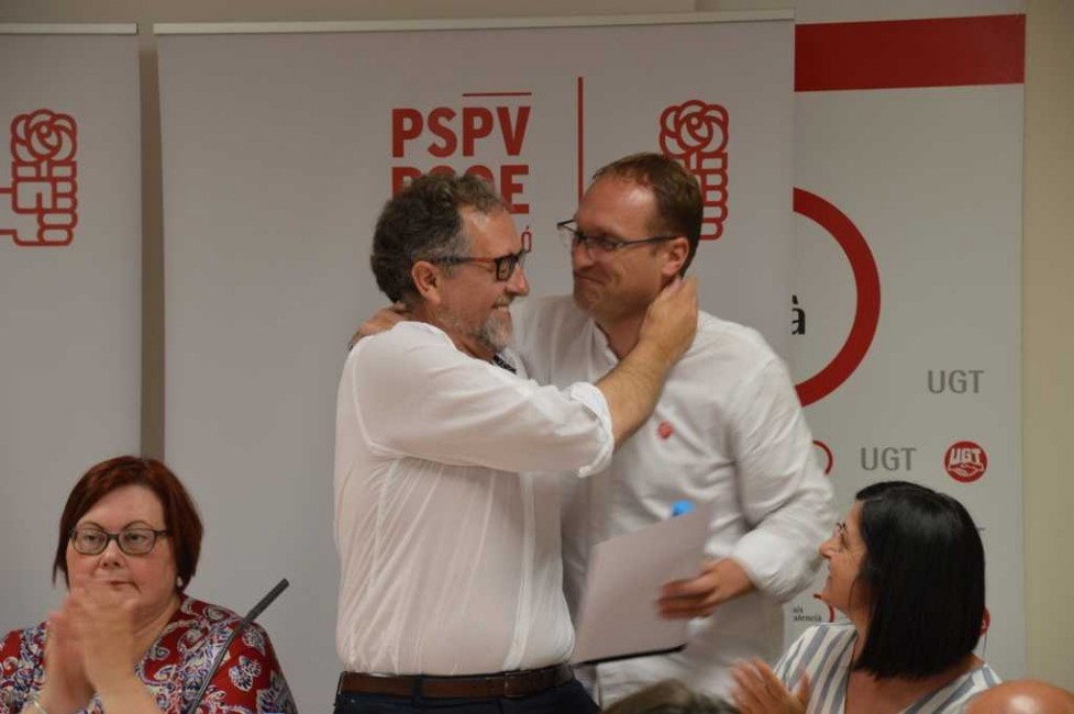 El que será presidente de la Diputación de Castellón, José Pascual Martí, recibe la felicitación del secretario general de los socialistas castellonenses, Ernest Blanch. - 