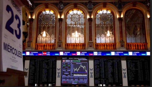 El Ibex 35 cierra con un alza del 0,43%, pero cede un 0,35% en la semana