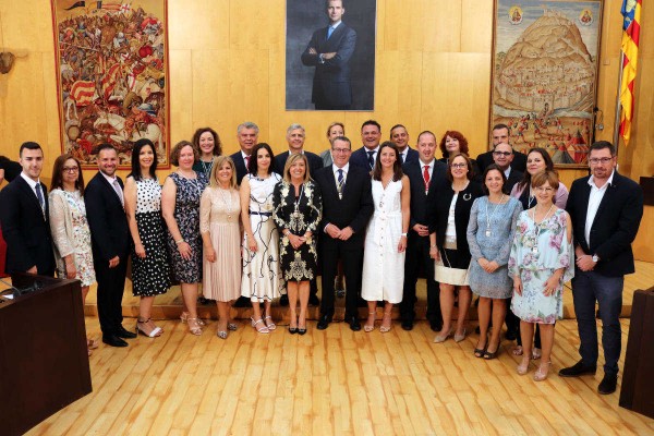 El PP y la oposición pactan el reparto de sueldos y asesores para los ediles de Benidorm