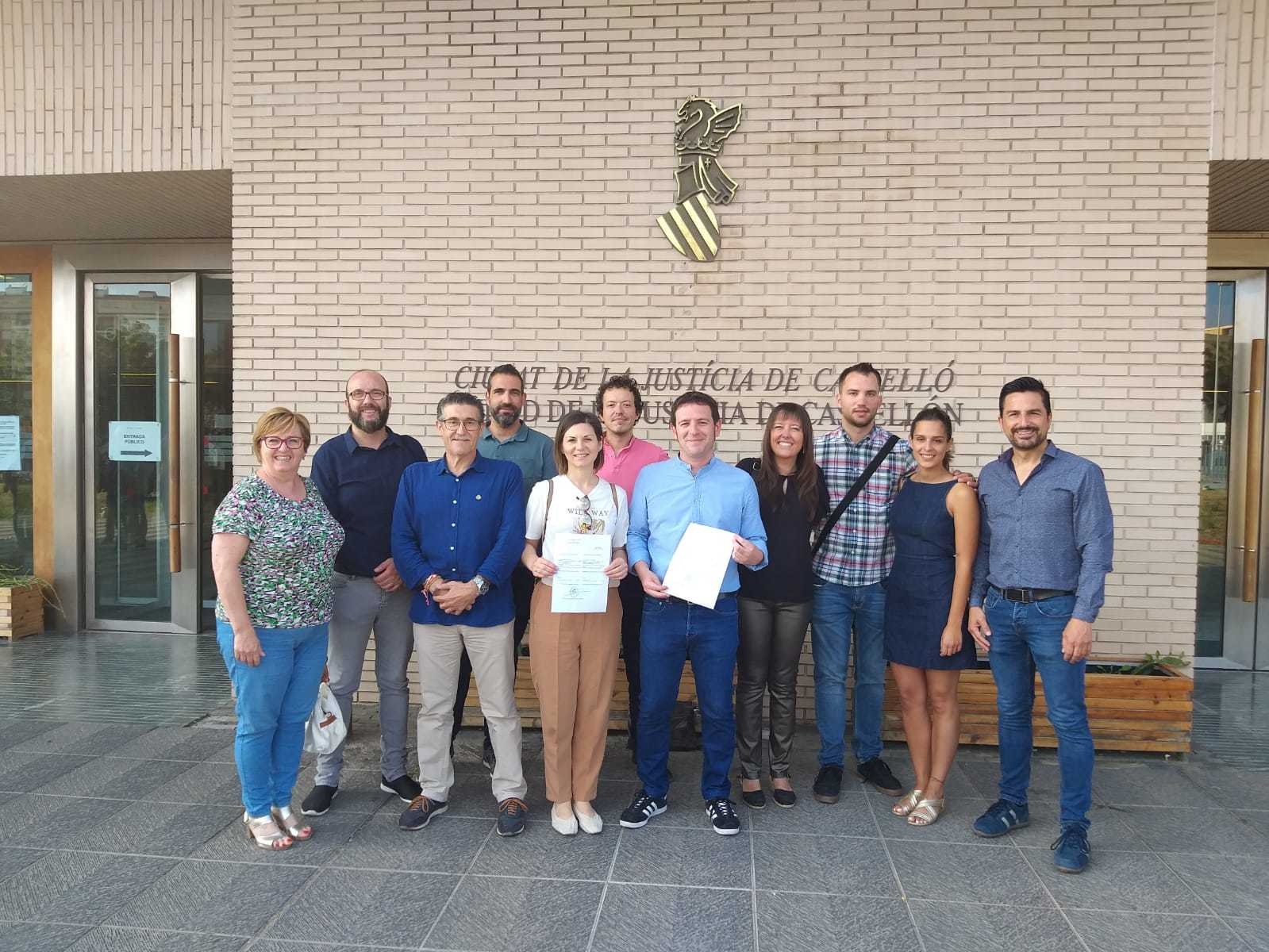 Los nuevos diputados provinciales de Compromís, Maria Dolores Parra e Ignasi Garcia, arropados por compañeros de la coalición tras recoger el acta.  - 