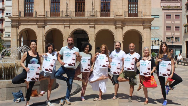 La plaça Major acoge una sesión gratuita y multitudinaria de diferentes disciplinas de yoga
