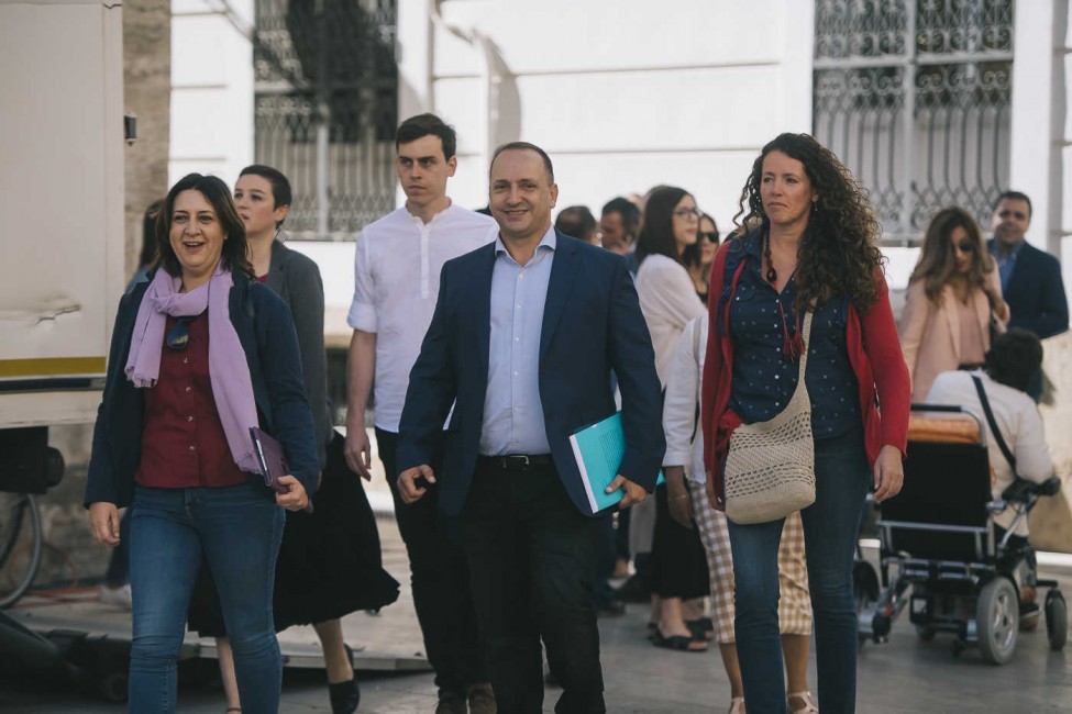 Rubén Martínez Dalmau acompañado de parte del grupo parlamentario de Unides Podem el día del pleno de investidura. Foto: KIKE TABERNER - 