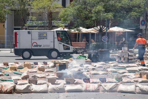 Así se borra el rastro de las 'mascletàs': hora y media de limpieza intensiva