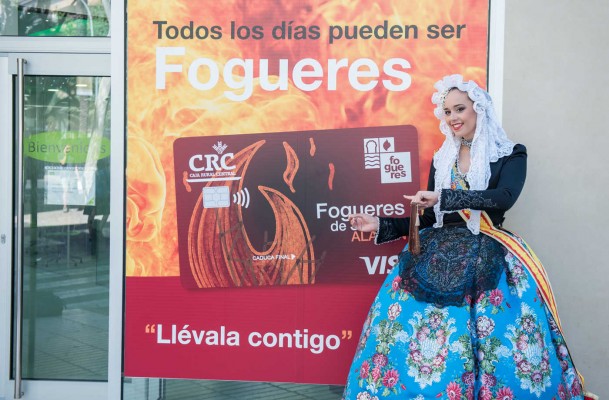 La fiesta de Fogueres se cuela en las oficinas de Caja Rural Central