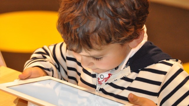 Expertos en seguridad recomiendan controlar y limitar el uso que hacen los niños de la tecnología 