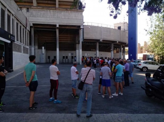Aficionados hacen colas en las taquillas del Rico Pérez para la final ante la Ponferradina
