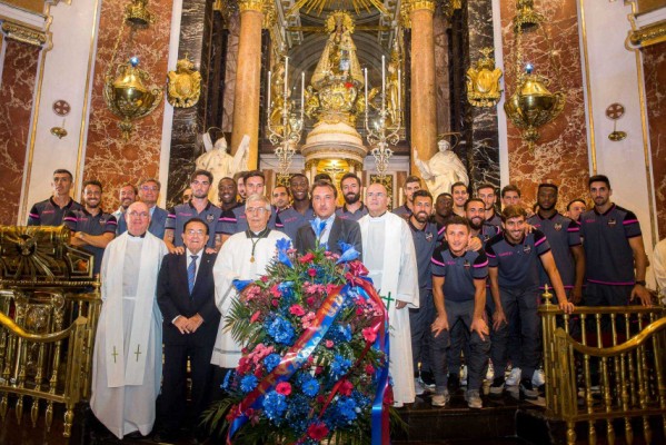 El Levante realiza la tradicional ofrenda a la patrona de Valencia
