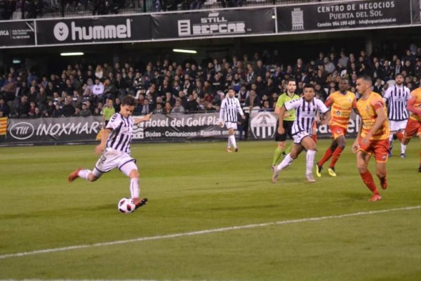 El tanto del albinegro Joseba Muguruza al Alcoyano, el mejor gol de la temporada