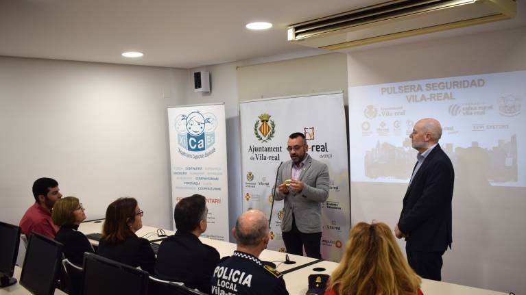 Un centenar de usuarios ya disponen de la pulsera de emergencias de Vila-real