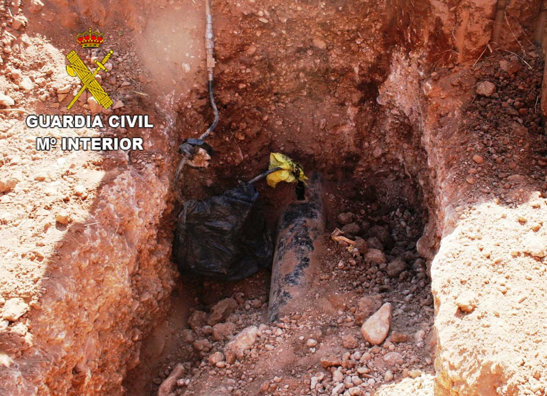 Detenidas dos personas e investigadas tres por extraer carburante en un oleoducto de Burriana