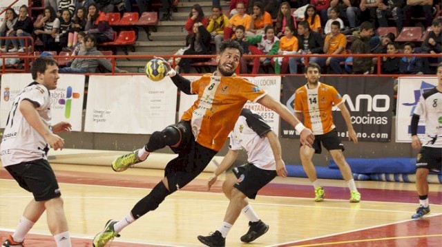 El pivote Oliver regresa a la plantilla del Balonmano Benidorm
