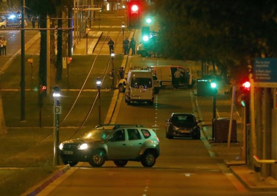 Un conductor resulta muerto tras intentar saltarse un control, atropellar a una agente y ser 