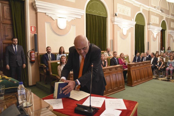 PP, Vox y un edil de Ciudadanos juran el cargo en Castelló con una biblia de 'quita y pon'
