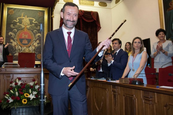 Carlos González reivindica en Elche una legislatura estable en medio de duros discursos de la oposición