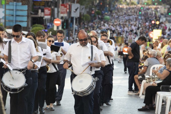 Los foguerers y barraquers de las 89 hogueras desfilarán acompañados de sus bandas