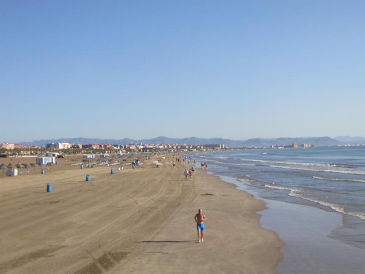 València cierra el baño en la playas de la Malvarrosa y el Cabanyal por la calidad del agua