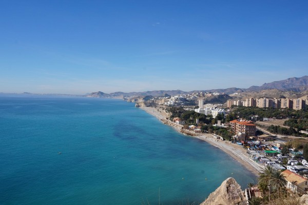 La Vila adjudica por 28 meses la explotación de hamacas de las playas de Paraíso y la Caleta