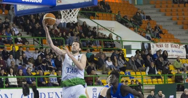 El TAU Castelló cierra media plantilla con la renovación de Edu Gatell