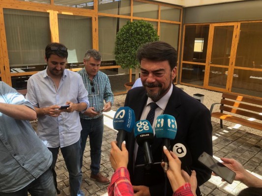 Barcala insiste en marcar distancias con Vox y admite que sólo tiene asegurados los votos del PP
