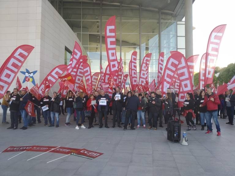 Manifestación de sindicalistas de CC OO en la última junta de CaixaBank en València - 