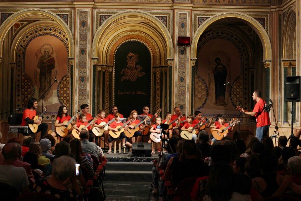 Toni Cotolí y los alumnos de la Escuela
Andantino cierran el curso con un
concierto en La Nau
