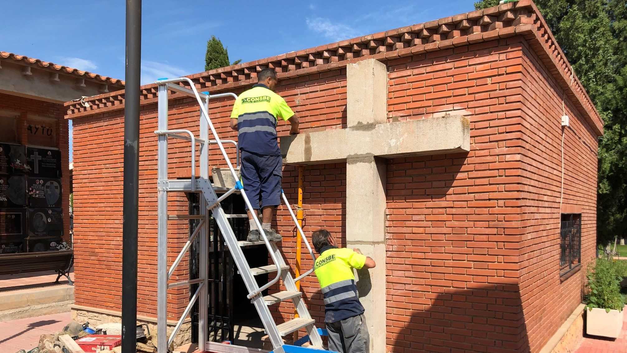 Betxí repone la cruz restaurada dentro del cementerio municipal