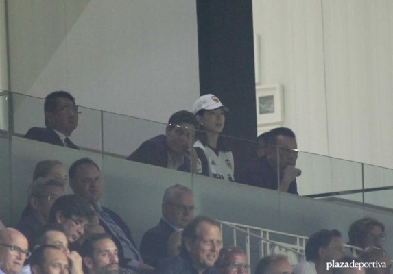 Peter Lim regresa a Mestalla más de un año después entre la indiferencia de la afición