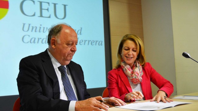 El CEU premia al Villarreal CF con la Medalla de Honor de la Universidad