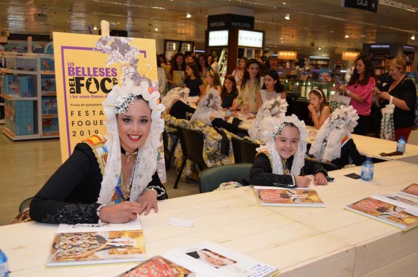 Un recuerdo de Fogueres, con la rúbrica de Les Belleses del Foc