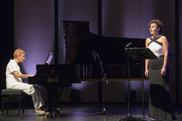 Isabel Monar y Concha Sánchez-Ocaña homenajean a Matilde Salvador en el Palau de la Música