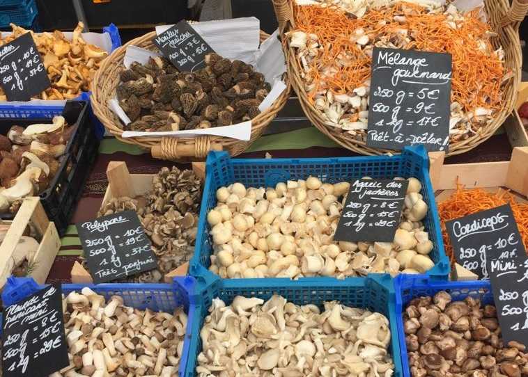 Productos a la venta en el mercadillo del domingo en Bruselas. - 
