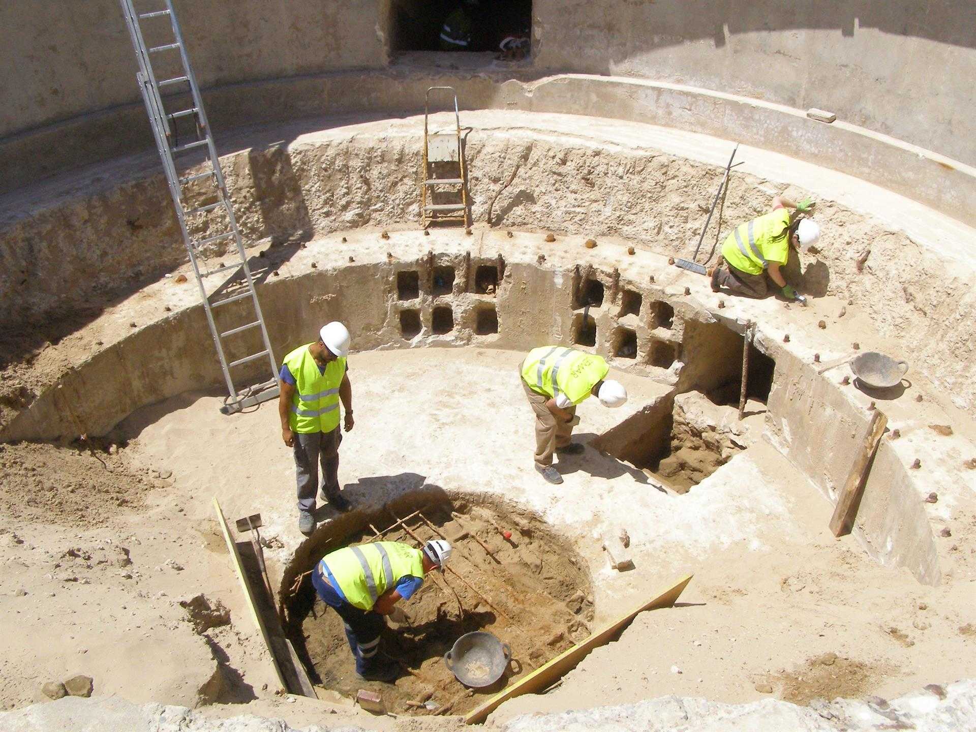 La limpieza del búnker del Saler deja ver la torre completa de 1937