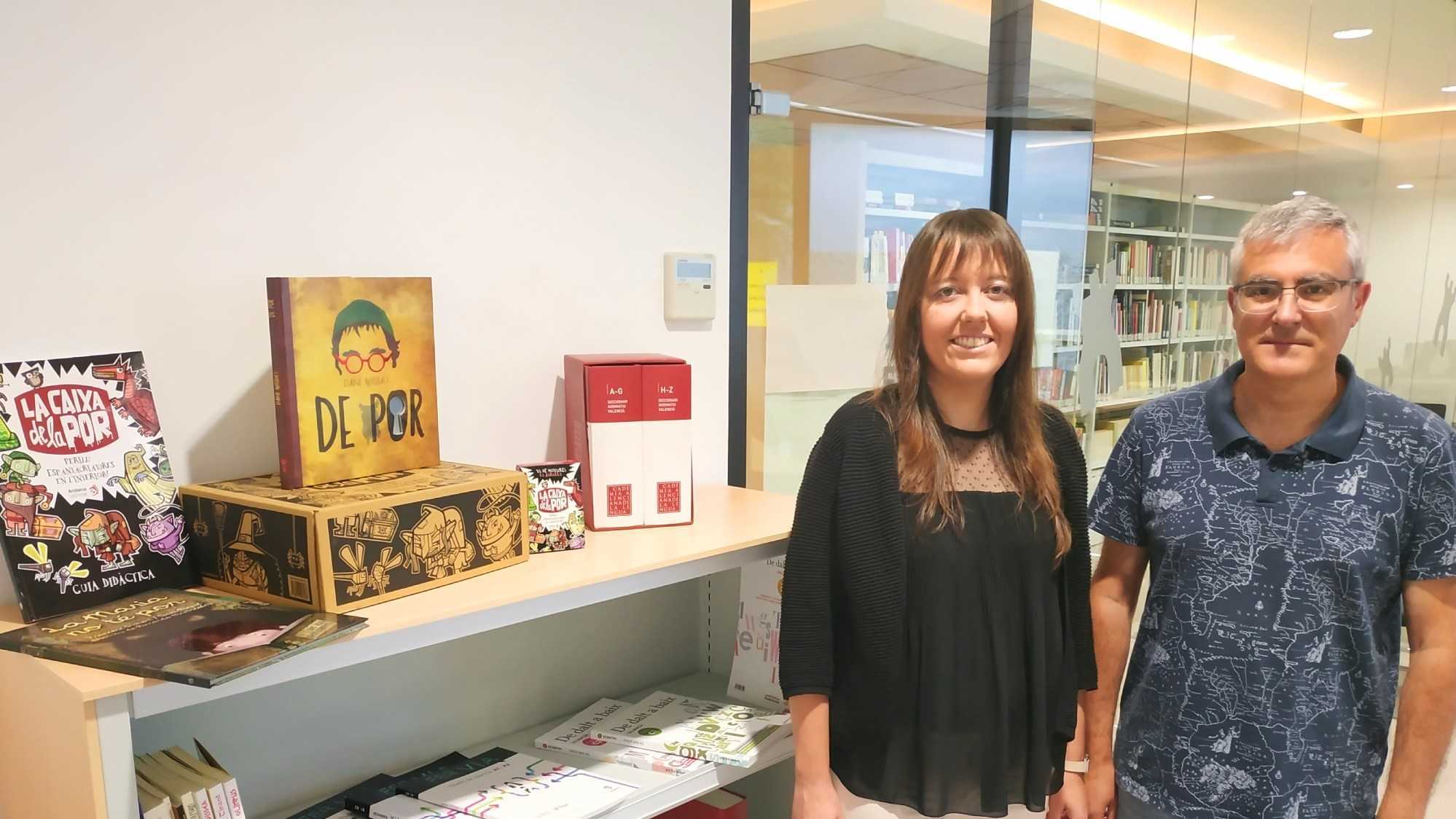 Almassora incorpora un punt d'autoaprenentage de valencià a la biblioteca municipal