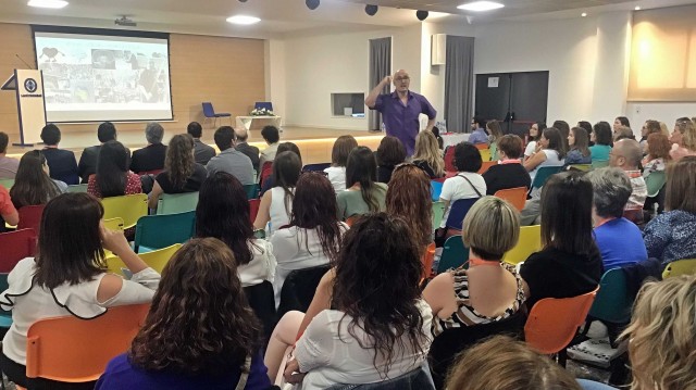 La jornada 'Educainnova' aborda la neurodidáctica en el aula ante más de 170 personas