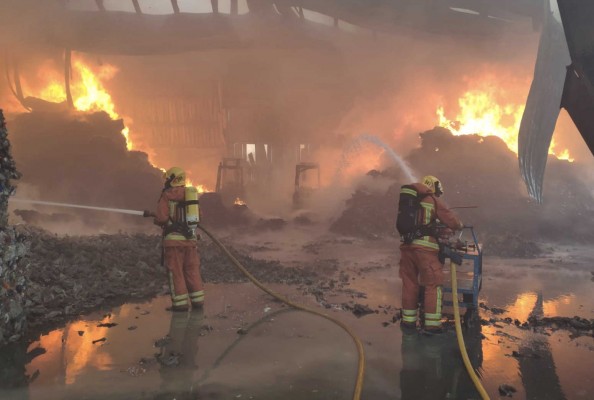 Un incendio destruye parte de una empresa de reciclaje de Riba-roja

