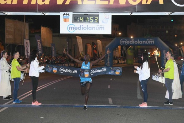 Yimer bate la mejor marca mundial del año en la 15K Nocturna Valencia Banco Mediolanum