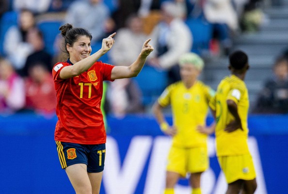España remonta y celebra su primer triunfo en un Mundial absoluto