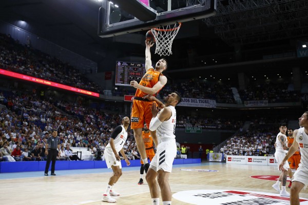 Mejora insuficiente ante un Madrid demoledor que pone el 2-0 (79-66)