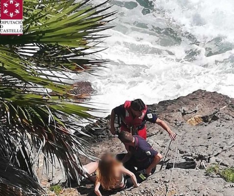 Rescatan a dos menores atrapados en una roca por el oleaje en Oropesa del Mar