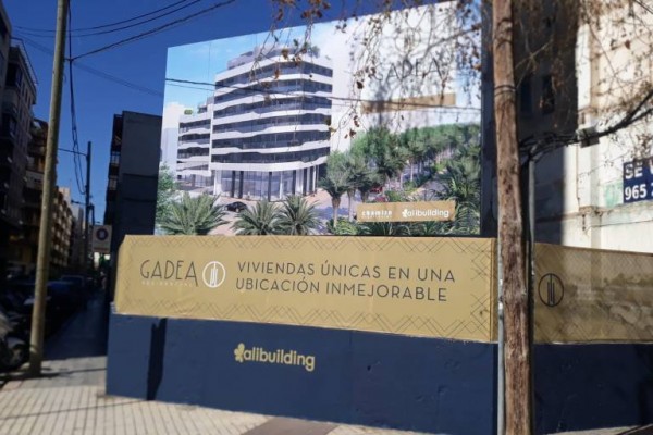 Los extranjeros ya compran casi la mitad de las viviendas que se venden en Alicante 