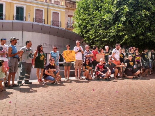 Militantes de EU se concentran para pedir el cierre del acuario de la Plaza Nueva