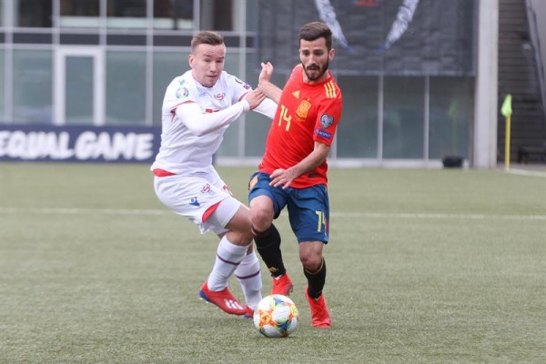 Gayà marca en la goleada de España