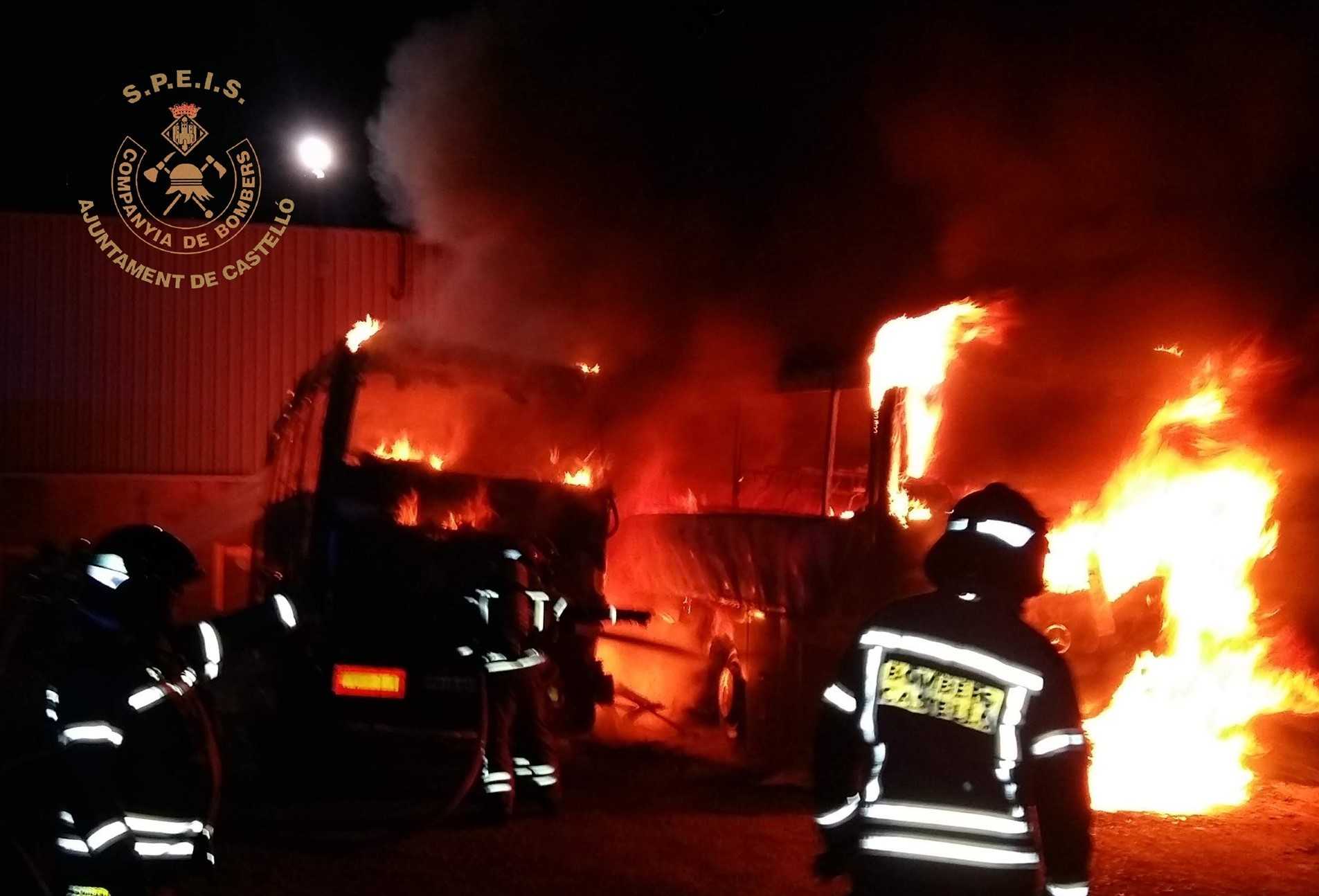 Un incendio calcina dos autobuses estacionados en una empresa de la Ciudad del Transporte
