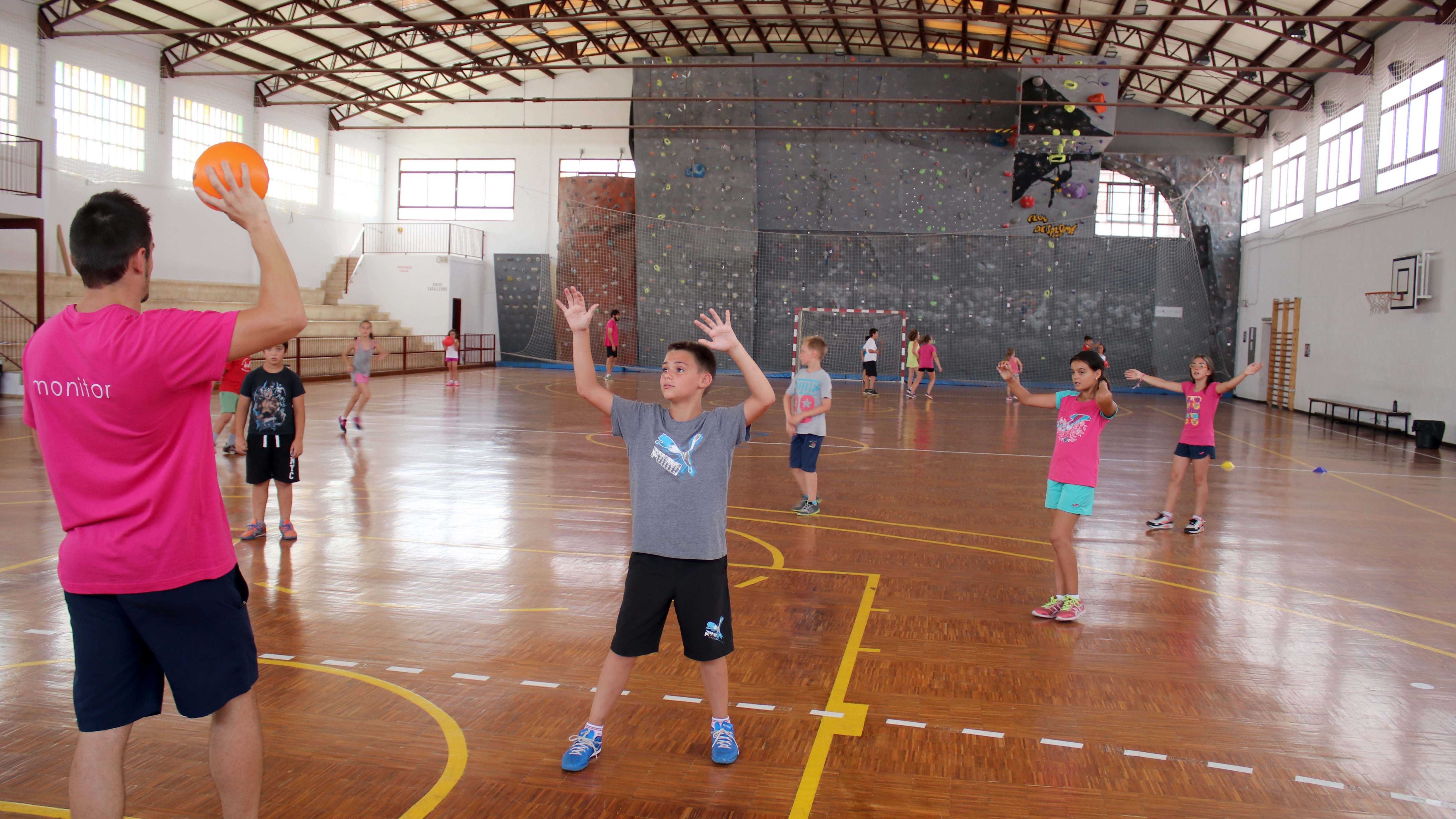 Un verano de cerámica, arte o deportes, así es la 'Escola d'Estiu' de Onda 
