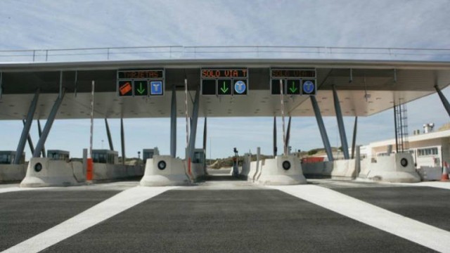 La OCDE insta a crear peajes para compensar la caída de ingresos por carburante por el coche eléctrico