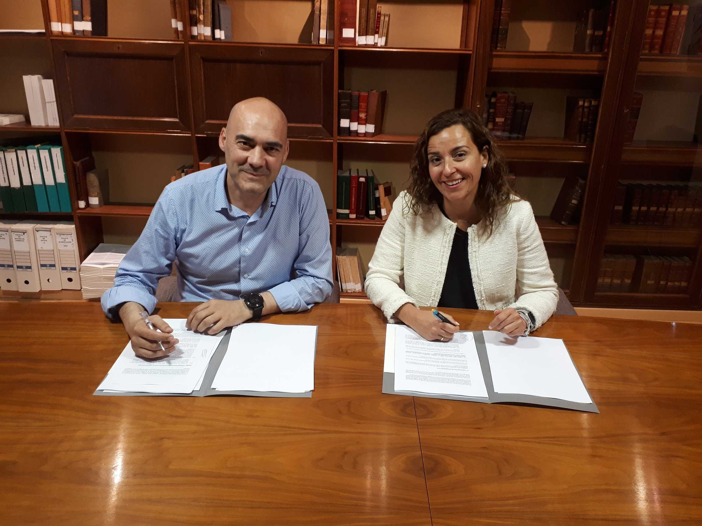 El presidente del Colegio Oficial de Farmacéuticos de Castellón, Sergio Marco, junto a la directora comercial de CaixaBank en la Comunitat Valenciana, Beatriz Alventosa. - 