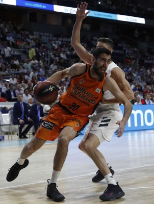 El Valencia solo ganó un cruce ante Madrid pero le valió una Liga

